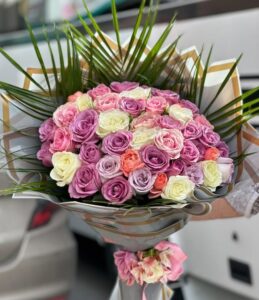 41 adet renkli ithal güllerden olusan prestijli bir buket 