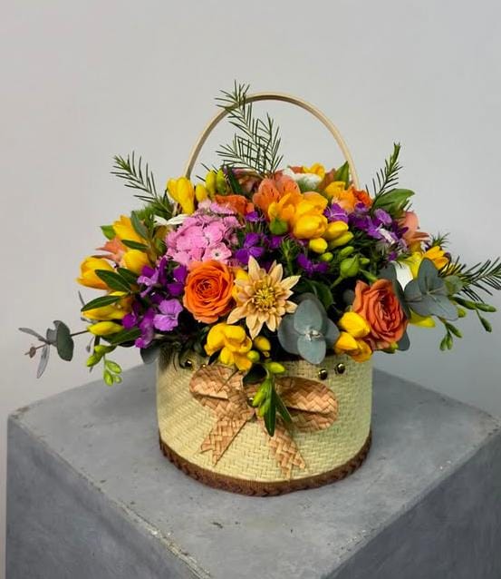 Görseldeki ürün; doğal hasır dokulu, saplı bir sepet içerisinde sunulan, sarı frezya, turuncu çardak güller, pembe ortanca ve mor mevsim çiçekleriyle harmanlanmış, tam bir "Bahçe Esintisi" aranjmanıdır. Malatya yerel pazarında bu ürün, özellikle "nostaljik", "samimi" ve "doğal" hediye arayanları yakalayacaktır. İşte internet siteniz için hazırladığım çalışma:
