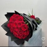 . Malatya'nın en şık gül tasarımıyla tanışın! Birinci sınıf, iri kafalı 25 adet kırmızı gülün, lüks siyah tasarım kağıdıyla yakaladığı kusursuz uyum... Siyahın asaleti güllerin tutkusunu ön plana çıkarırken, bu modern sunum sevdiklerinize kendini çok özel hissettirecek. Yıldönümleri, evlilik teklifleri ve unutulmaz anlar için Malatya'nın her noktasına en taze haliyle aynı gün teslimat." Öne Çıkan Özellikler: İçerik: 25 Adet A kalite ithal kırmızı gül ve egzotik yeşil dokunuşlar. Sunum: Suya dayanıklı, mat siyah lüks tasarım ambalaj. Karakter: Maskülen şıklık, tutkulu ve modern.