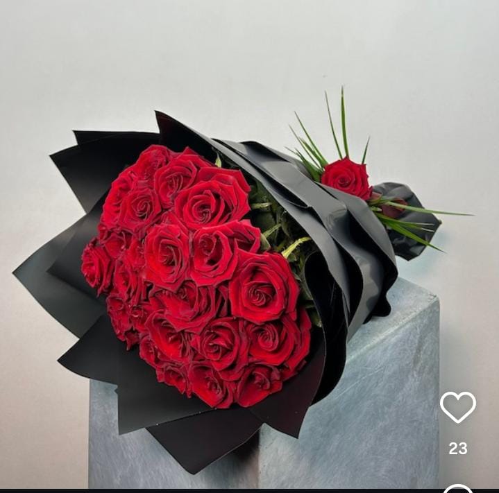 . Malatya'nın en şık gül tasarımıyla tanışın! Birinci sınıf, iri kafalı 25 adet kırmızı gülün, lüks siyah tasarım kağıdıyla yakaladığı kusursuz uyum... Siyahın asaleti güllerin tutkusunu ön plana çıkarırken, bu modern sunum sevdiklerinize kendini çok özel hissettirecek. Yıldönümleri, evlilik teklifleri ve unutulmaz anlar için Malatya'nın her noktasına en taze haliyle aynı gün teslimat." Öne Çıkan Özellikler: İçerik: 25 Adet A kalite ithal kırmızı gül ve egzotik yeşil dokunuşlar. Sunum: Suya dayanıklı, mat siyah lüks tasarım ambalaj. Karakter: Maskülen şıklık, tutkulu ve modern.