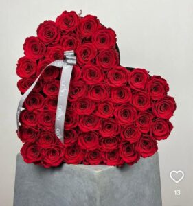 Bu görseldeki ürün, romantizmin en ikonik ve en çok talep gören tasarımlarından biri olan **"Kalp Kutu Kırmızı Gül Aranjmanı"**dır. Malatya'da özellikle Sevgililer Günü, evlilik teklifleri ve yıldönümleri için "en çok satan" ürününüz olmaya adaydır. Malatya yerel pazarı için hazırladığım özel çalışma: