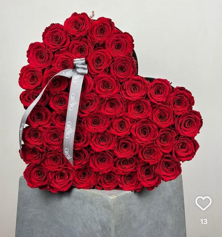 Bu görseldeki ürün, romantizmin en ikonik ve en çok talep gören tasarımlarından biri olan **"Kalp Kutu Kırmızı Gül Aranjmanı"**dır. Malatya'da özellikle Sevgililer Günü, evlilik teklifleri ve yıldönümleri için "en çok satan" ürününüz olmaya adaydır. Malatya yerel pazarı için hazırladığım özel çalışma: