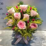 Görseldeki ürün; pudra pembe ithal güller, sarı solidago (altınbaşak) dalları ve fuşya rengi kuru cipso detaylarıyla hazırlanan, antrasit rengi seramik vazoda sunulan oldukça zarif ve "butik" bir aranjmandır. Malatya’daki internet sitenizde bu ürünü "zarafet" ve "kalıcı hediye" kategorilerinde ön plana çıkaracak çalışma şöyledir: