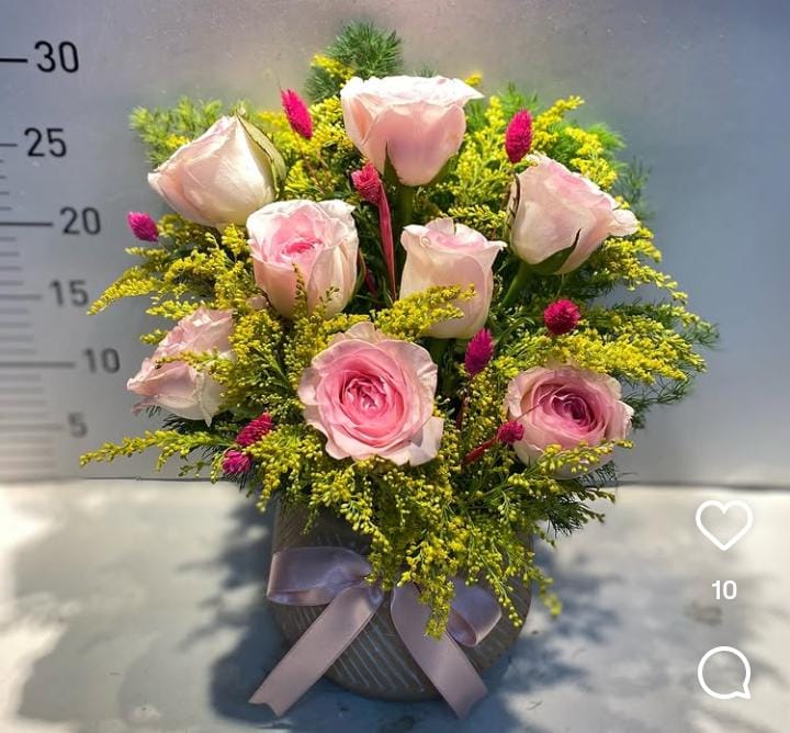 Görseldeki ürün; pudra pembe ithal güller, sarı solidago (altınbaşak) dalları ve fuşya rengi kuru cipso detaylarıyla hazırlanan, antrasit rengi seramik vazoda sunulan oldukça zarif ve "butik" bir aranjmandır. Malatya’daki internet sitenizde bu ürünü "zarafet" ve "kalıcı hediye" kategorilerinde ön plana çıkaracak çalışma şöyledir: